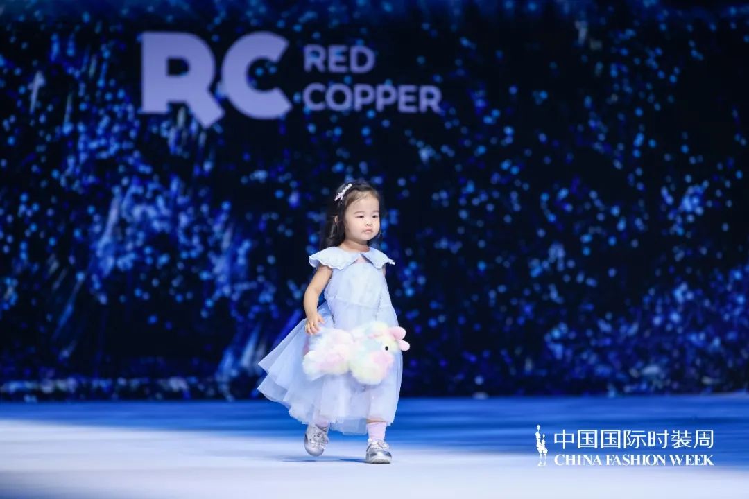 Red Copper亮相中國國際時裝周，打造多場景繽紛童年